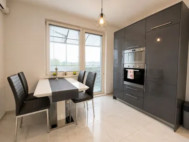 Na predaj 3-izbový byt, 77 m², Levice, Perecká ul.