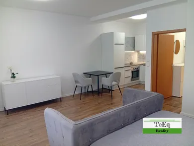 Kiadó lakások, 1-szobás, Banská Bystrica · €580