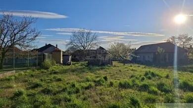 Na predaj pozemok, Búč