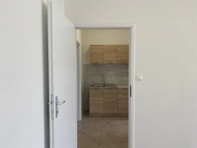 Na prenájom komerčné, 19 m², Bratislava-Rača, Mudrochova