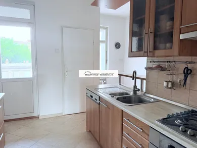 Na predaj 3-izbový byt, 108 m², Bratislava-Staré Mesto, Benediktiho