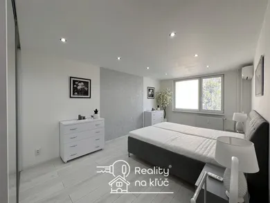 Na prenájom 2-izbový byt, 66 m², Nové Zámky, Lécka