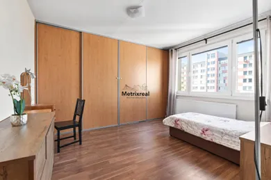 Na predaj 3-izbový byt, 67 m², Bratislava-Petržalka, Topoľčianska