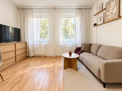 Na prenájom 1-izbový byt, 46 m², Levice, Hlboká