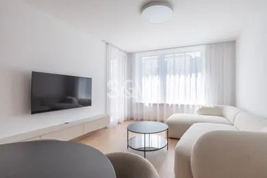 Na prenájom 2-izbový byt, 52 m², Bratislava-Staré Mesto, Floriánska