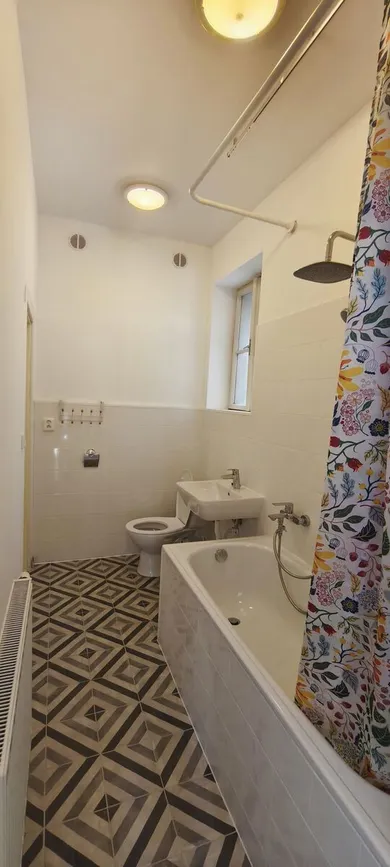 Na prenájom 5-izbový byt, 54 m², Bratislava-Staré Mesto, Búdková