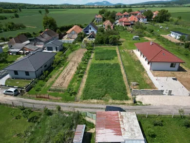 Na predaj pozemok, Sľažany