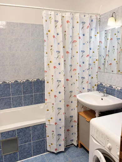 Na prenájom 1-izbový byt, 40 m², Bratislava-Petržalka, Vyšehradská
