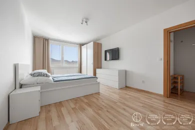 Na predaj 2-izbový byt, 66 m², Rohožník, Školské Námestie