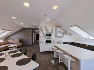Mieszkania na sprzedaż, 5-pokojowe, Komárno · €319 000