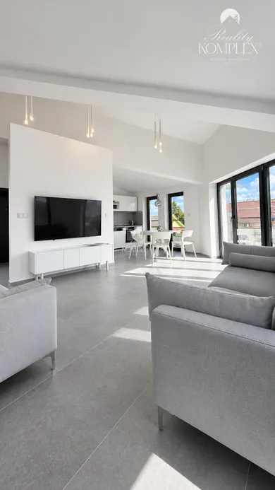 Na prenájom 3-izbový byt, 87 m², Komárno