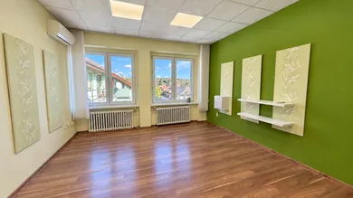 Lokale komercyjne na wynajem, Levice · €550