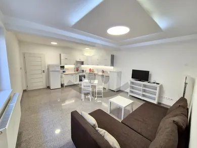 Mieszkania na wynajem, 2-pokojowe, Bytča · €530