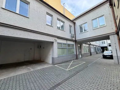 Na prenájom objekt, 60 m², Trnava, Hlavná
