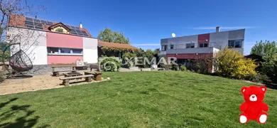Будинки на продаж, 5-кімнатні, Banská Bystrica · €736 000