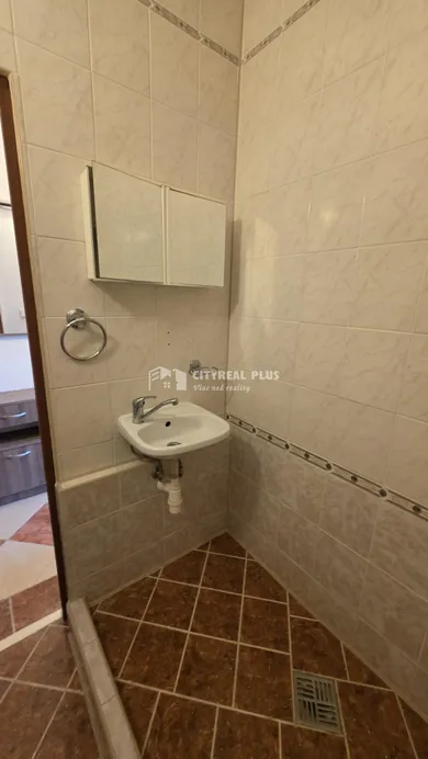 Na prenájom 1-izbový byt, 20 m², Nové Zámky, Šafáriková