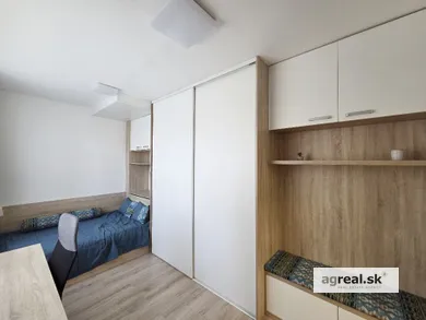Na prenájom 1-izbový byt, 22 m², Bratislava-Staré Mesto, Ľubinská