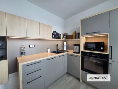 Na prenájom 2-izbový byt, 45 m², Bratislava-Nové Mesto, Piešťanská