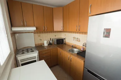 Na prenájom 2-izbový byt, 52 m², Bratislava-Petržalka, Medveďovej