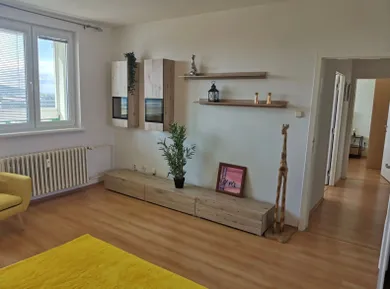 Na prenájom 3-izbový byt, 68 m², Bratislava-Nové Mesto, Rozvodná