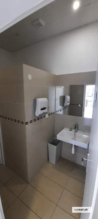 Na prenájom komerčné, 120 m², Bratislava-Petržalka, Zadunajská cesta