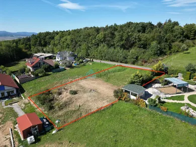 Na predaj pozemok, 160 m², Ploské