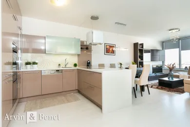 Na predaj 2-izbový byt, 66 m², Bratislava-Nové Mesto, Bajkalská