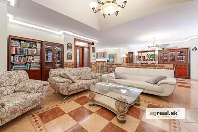 Na predaj 5-izbový dom, 633 m², Hamuliakovo