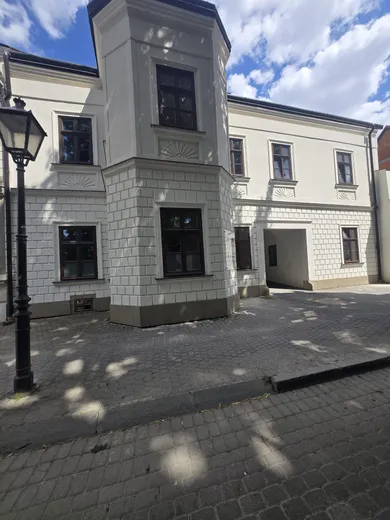 Na predaj 4-izbový byt, 122 m², Trnava