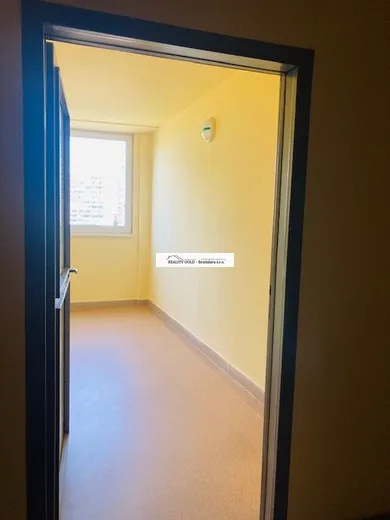 Na predaj 1-izbový byt, 39 m², Bratislava-Petržalka, Vígľašská