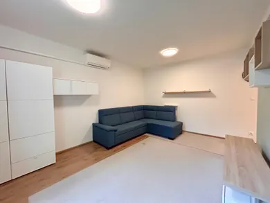 Na prenájom 2-izbový byt, 54 m², Pezinok, Záhradná