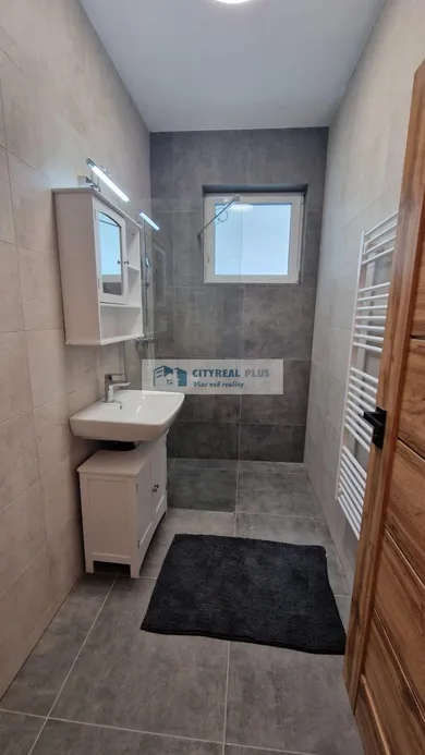 Na prenájom 2-izbový byt, 67 m², Nové Zámky, SOHO