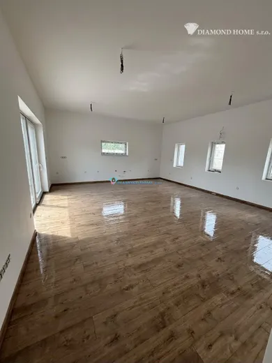 Na predaj dom, 270 m², Topoľníky, Hviezdna