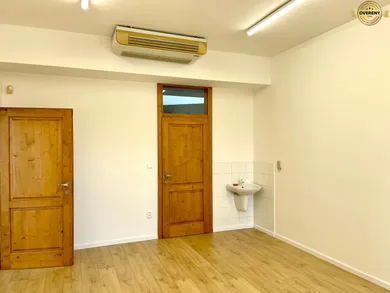 Na prenájom komerčné, 240 m², Bratislava-Nové Mesto, Kukuričná