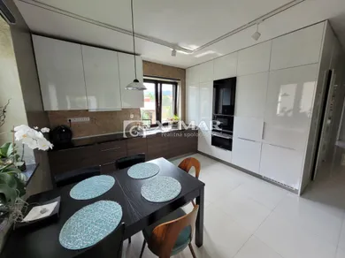 Na predaj 3-izbový dom, 197 m², Banská Bystrica