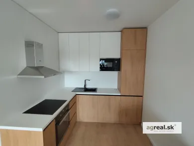 Na prenájom 2-izbový byt, 50 m², Bratislava-Lamač, Jána Langoša