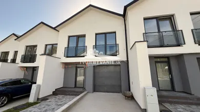 Domy na sprzedaż, 3-pokojowe, Štôla · €295 000