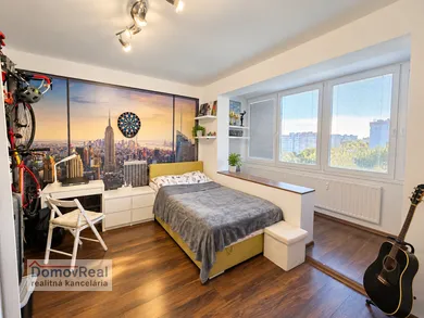 Na predaj 2-izbový byt, 41 m², Bratislava-Petržalka, Holíčska