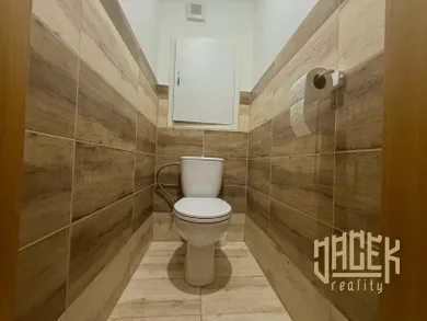 Na predaj 2-izbový byt, 64 m², Považská Bystrica, Stred