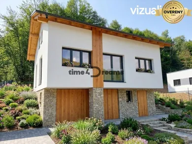 Будинки на продаж, 5-кімнатні, Zvolen · €208 000