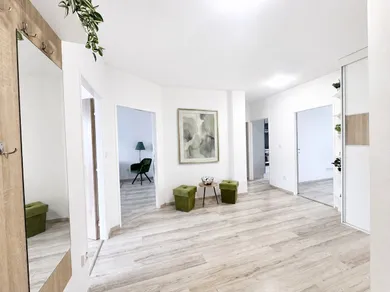 Na predaj 3-izbový byt, 82 m², Bratislava-Petržalka, Hrobákova