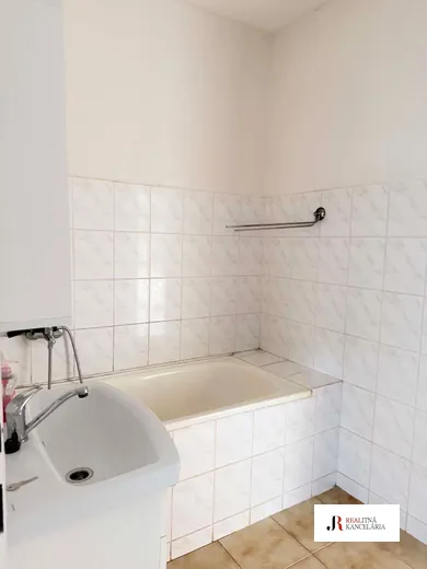 Na predaj 4-izbový byt, 82 m², Komárno