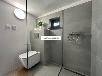Na prenájom 2-izbový byt, 43 m², Bratislava-Nové Mesto, Vidlicová
