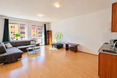 Na prenájom 1-izbový byt, 40 m², Bratislava-Petržalka, Vyšehradská