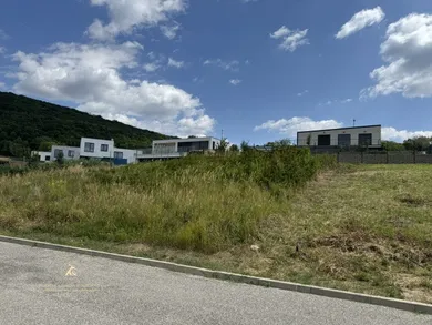 Na predaj pozemok, 654 m², Bratislava-Devín, Včeláriková