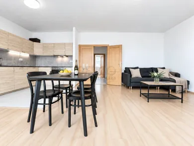 Na prenájom 2-izbový byt, 70 m², Bratislava-Nové Mesto, Stromová