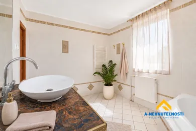Na predaj 4-izbový dom, 146 m², Orechová Potôň, Ulica Svätej trojice