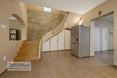 Na predaj 4-izbový dom, 300 m², Holice, Stará Gala