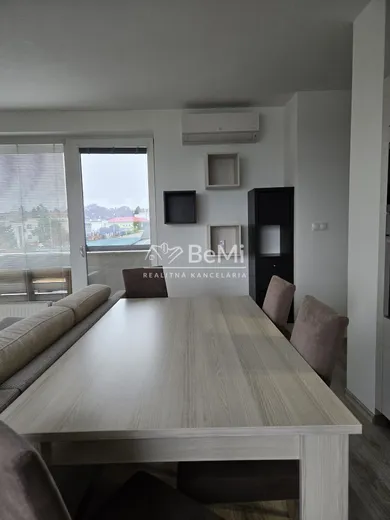 Na prenájom 2-izbový byt, 54 m², Nitra, Matičná