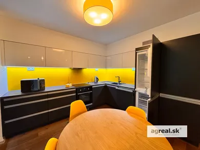 Na predaj 3-izbový byt, 81 m², Bratislava-Staré Mesto, Červeňova